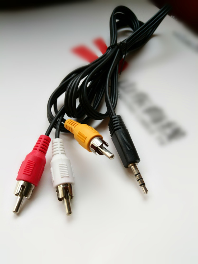 TV DVD set-top box cable one point three AV audio and video cable 3 5mm turn 3RCA lotus head original