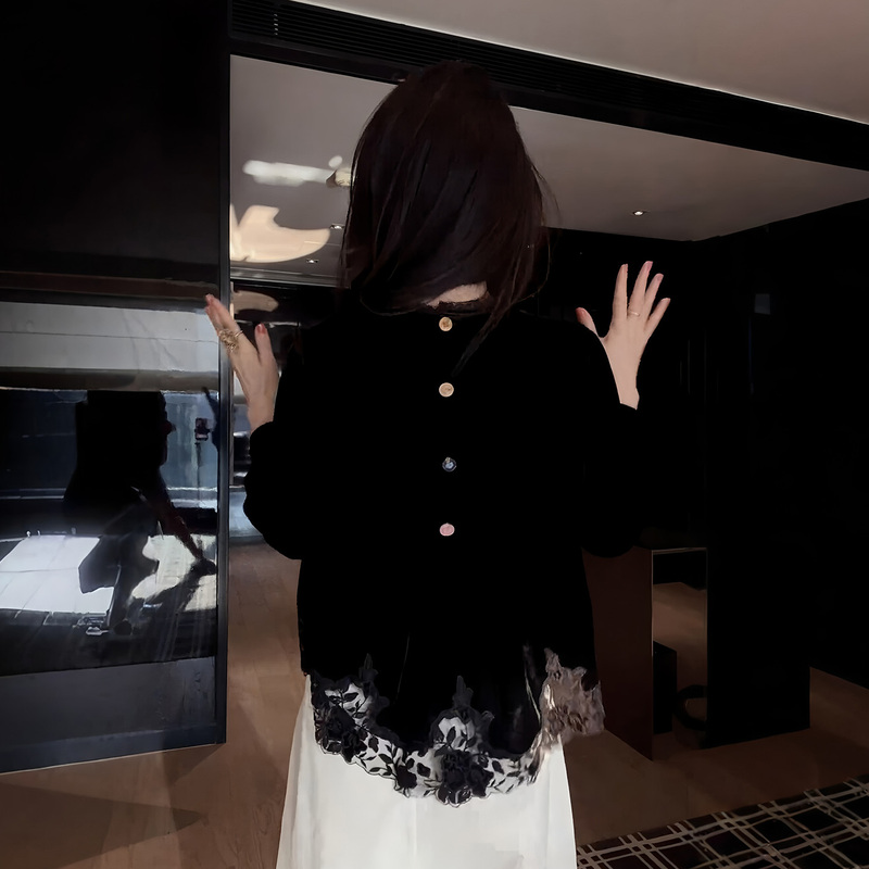 Plus-Size Back-Button Hollow Lace Patchwork Velvet Shirt for Women, Early Autumn New Style, Slimming and High-End Feel Top for Chubby Women