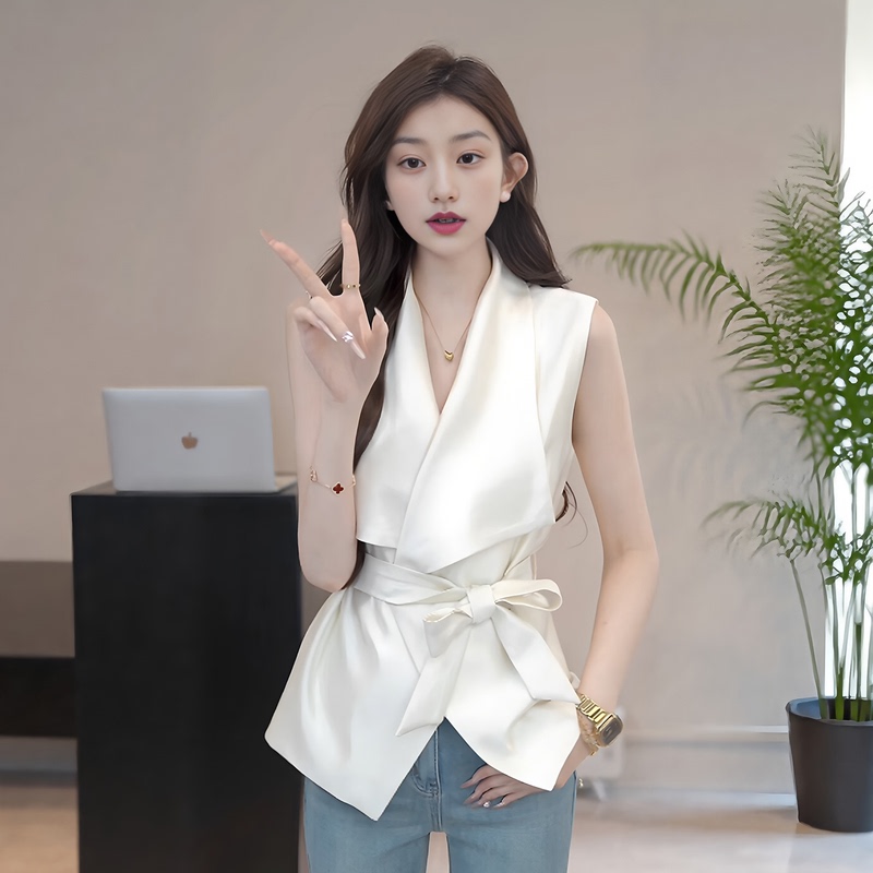 Plus-Size Mature Style Design with Large Lapel, Sleeveless Vest for Women, New Summer Style for Plus-Size Women, Tie-Waist Elegant Top
