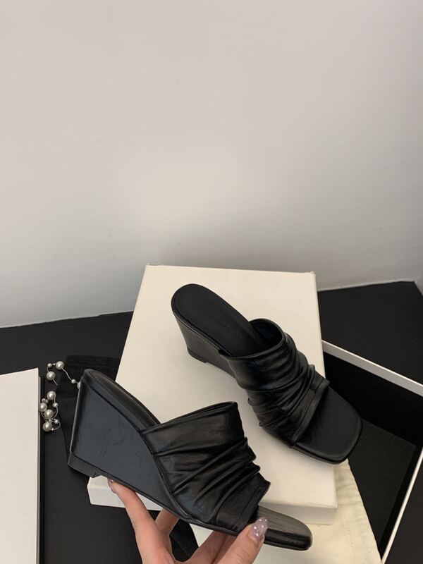 2026 Summer New Style Soft Leather Fashionable Korean Style Square-Toe Sandals for Women, Casual Wedge Heels, Versatile and Comfortable Slippers