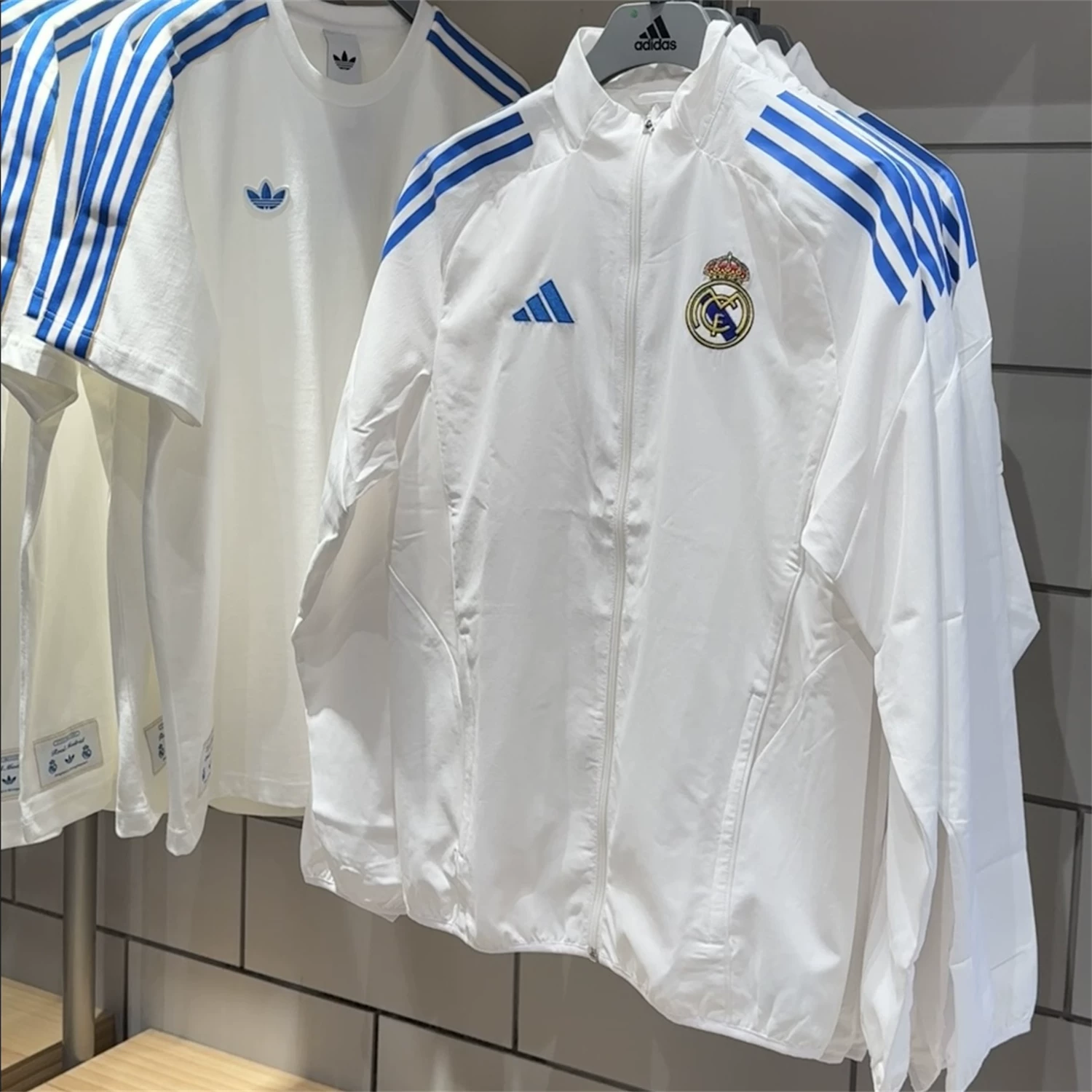 AdidasAdidas Реал Мадрид мужская спортивная тренировочная овальная свободная быстро сохнущая куртка JP4029