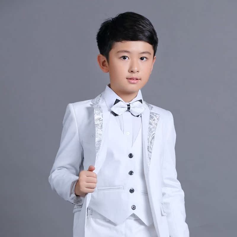 Bắt đầu từ cậu bé chiếc váy childrens nhỏ phù hợp với phù hợp với Flower boy đàn piano hiệu suất phù hợp với bộ vest trắng vừa trẻ.