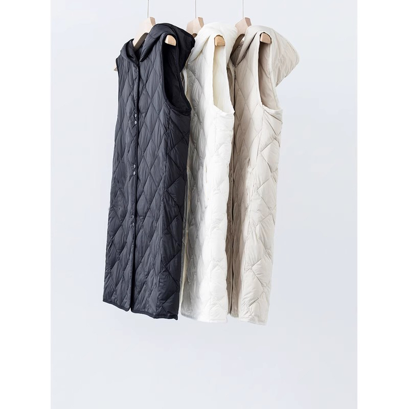 Worn under a Coat, a Mid-Length Diamond-Patterned Hooded down Jacket Vest with a Sleeveless Inner Lining and a Hood Worn under a Coat, a Mid-Length Diamond-Patterned Hooded down Jacket Vest with a Sleeveless Inner Lining and a Hood