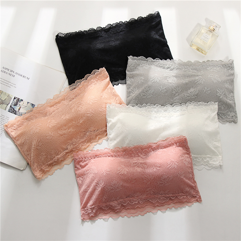 Summer thin lace wipes breast and wears a small bra inside the shoulder strap to gather underwear