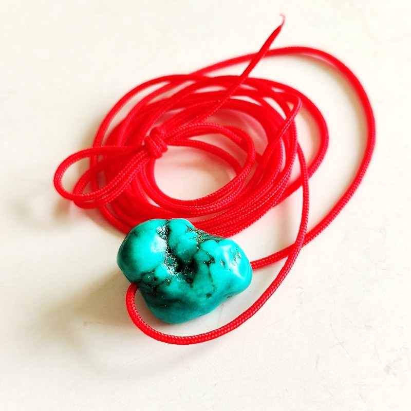 Tibetan traditional folk ornaments red rope small stone Thumbra head Ming Wang An soul green pine stone with the shape of the original stone pendant