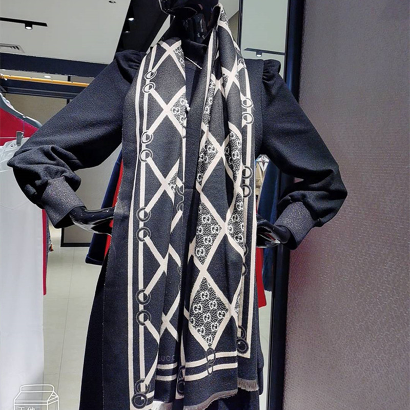 2021 Amaschnewt Winter's new collared checkered Alphabet Cashmere Shawl with a Surscarf 5800013