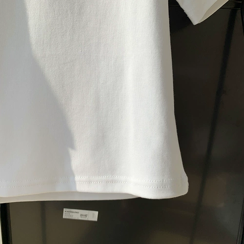 Белая летняя приятная телу футболка с коротким рукавом для отдыха, коллекция 2022, облегающий крой