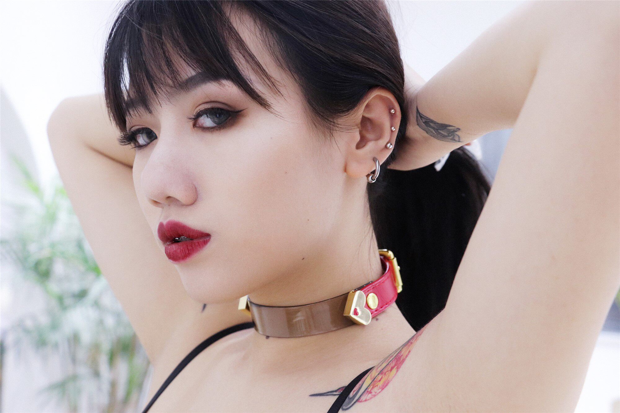 BAY hands as a minimalist loving transparent 100 lap punk collar