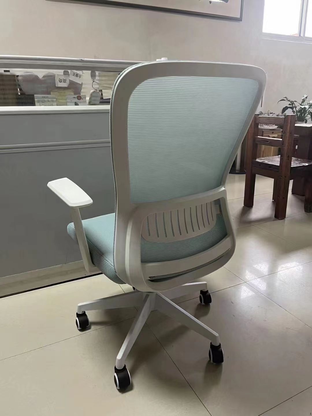 电脑椅家用宿舍凳子靠背座椅网布办公椅子滑轮简约旋转职员椅升降：打造完美坐姿的秘密武器！
