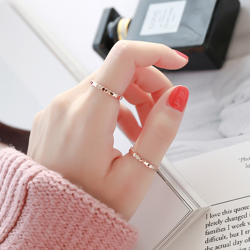 Gió lạnh đơn giản đỏ đỏ 18k vàng hồng thời trang cá tính bằng thép titan ngón trỏ nhẫn Nhật Bản và Hàn Quốc hoang dã rất mỏng nhẫn nữ - Nhẫn nhẫn cưới vàng trắng