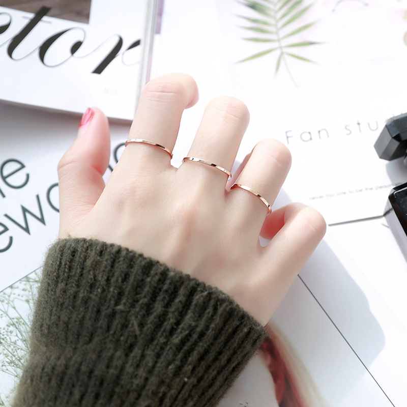 Hipster Nhật Bản và Hàn Quốc đơn giản nhẫn thép titan nữ màu đỏ phiên bản Hàn Quốc của nhẫn sinh viên cá tính chỉ số ngón tay nhẫn nhẫn ngón tay út nhan kim cuong