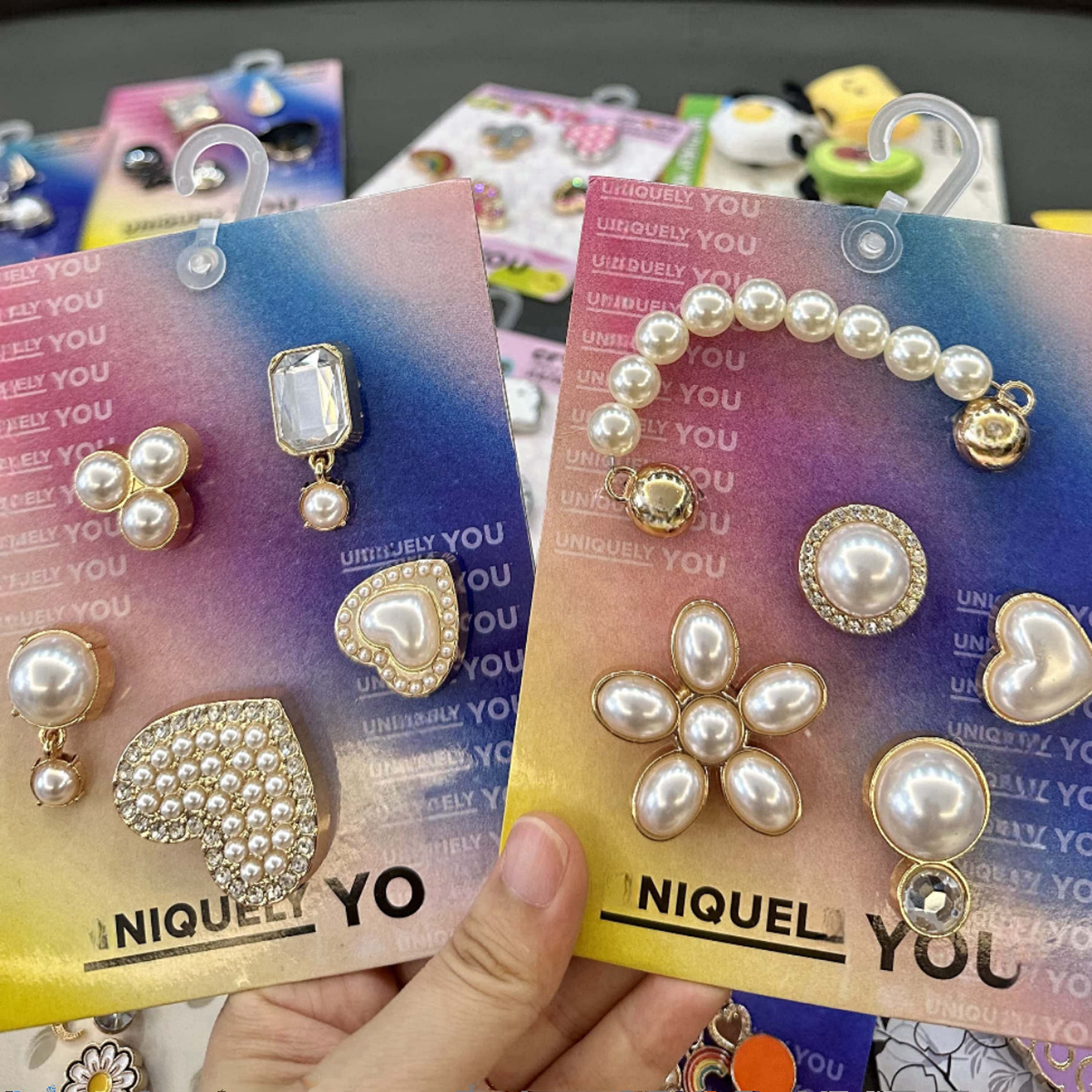 2025年新作 ホールシューズアクセサリー ホールシューズ シューズフラワー クロックスシューズに適した メタル装飾バックルパール