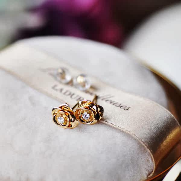 "Weijia" PG three-dimensional exquisite roses inlaid with natural diamonds 10 points 18K gold stud earrings