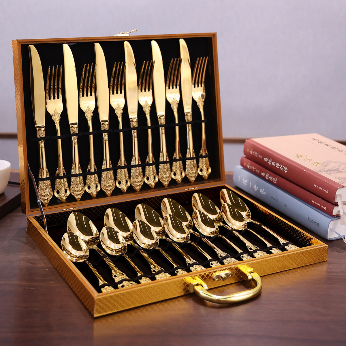 European Palace-Style Western Cutlery Set, Light Luxury and High-End Housewarming Gift, Embossed Stainless Steel Gold Cutlery