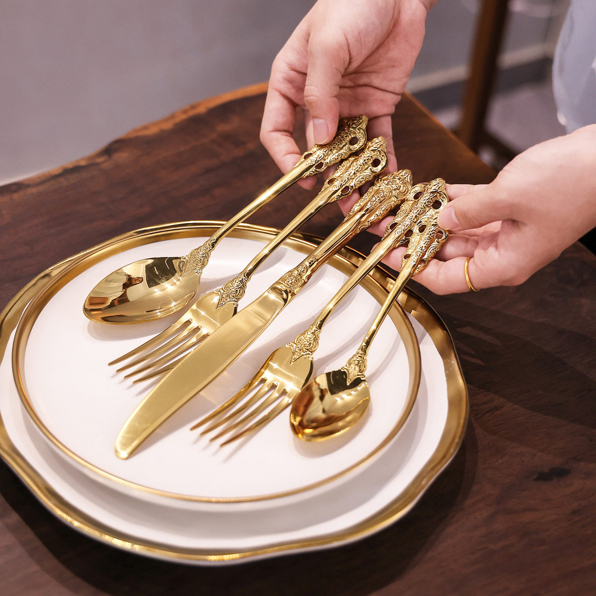 European Palace-Style Western Cutlery Set, Light Luxury and High-End Housewarming Gift, Embossed Stainless Steel Gold Cutlery