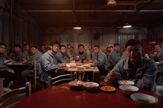 戴假发的人2024剧照1