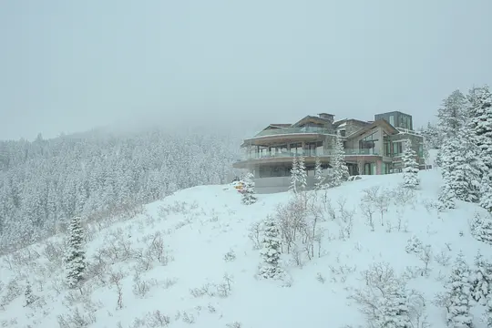 头山 Mountainhead2025剧照3