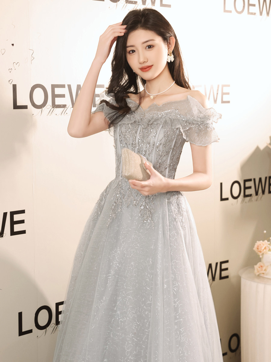 高級イブニングドレス、オフショルダー、ブライズメイドスタイル、洗練されたフレンチシック、ニッチなエレガンス、社交界の華、ホスト、美術試験受験者向け。