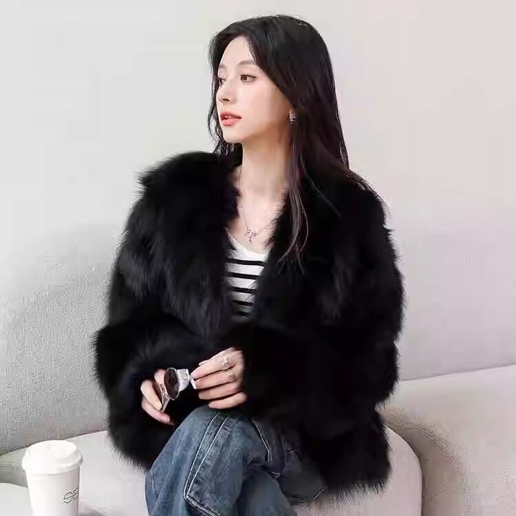 Fur Women's 2025 Winter New Eco-Friendly Fox Fur Young Women's Short Coat for Petite Figures, Trendy Fur Coat