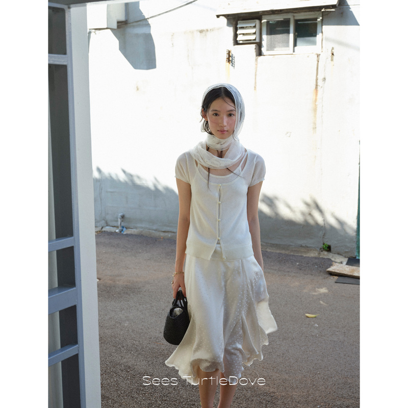 Sees Turtledove Silk Shimmering Fine Glitter Two-Piece Knit Short-Sleeve Top with Antique Lace Sheer Scarf