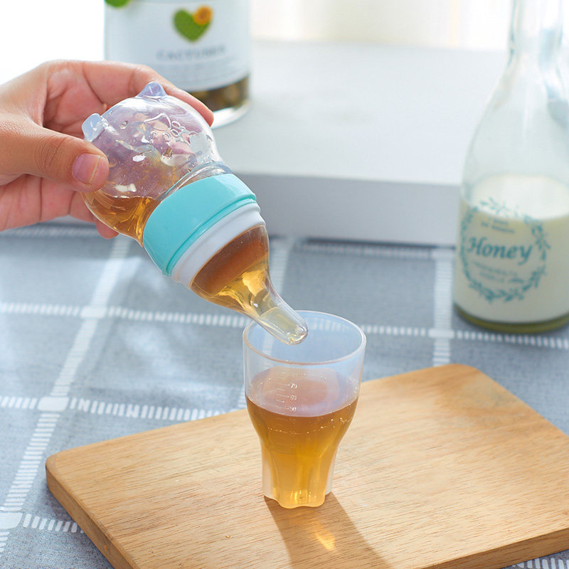 Baby medicine feeder silicone small bottle fan squeezing feeding spoon feeding rice milk powder feeding water anti-choking medicine artifact