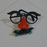 Смешная борода, уставившись на Toys Смешные глаза, дуя дракон