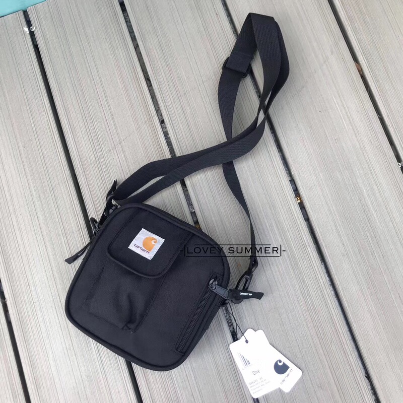 In-Stock Carhartt Single-Shoulder Crossbody Bag for Couples, Men and Women, Workwear Bag, Student Street Fashion Brand Small Bag, Street Messenger Bag In-Stock Carhartt Single-Shoulder Crossbody Bag for Couples, Men and Women, Workwear Bag, Student Street Fashion Brand Small Bag, Street Messenger Bag
