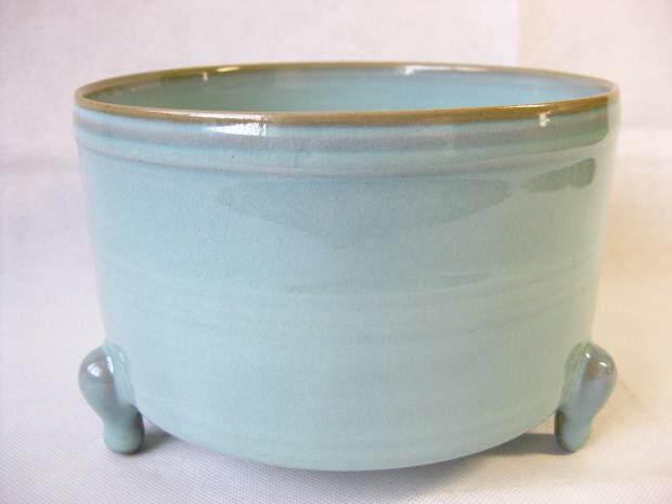 Ruzhou Ru Kiln five sesame nails Tianqing full glaze Ru porcelain three-legged bottle incense burner washing cup diameter 17 6cm