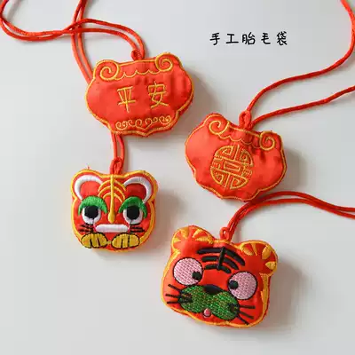 Newborn handmade blessing bag body safety charm baby Wormwood sachet baby tiger head hair pendant pendant pendant to avoid evil