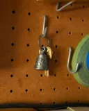 Jianggou продает только оригинальные игральные кости, колокольчики, черепа и брелки-домино из STUSSY METAL KEYCHAIN.