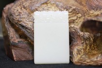 Fidelity Xinjiang Hetian jade seed material handmade Xiangyun pattern card head safe and sound card weight: 92 grams of collectible treasures