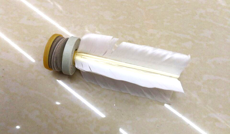 Vận chuyển đầy đủ chính hãng thương hiệu tiền cổ Đan Đông 毽 bóng dưới đáy có khả năng chống đá trắng lông ngỗng trò chơi đặc biệt bọ cạp - Các môn thể thao cầu lông / Diabolo / dân gian đá cầu lông