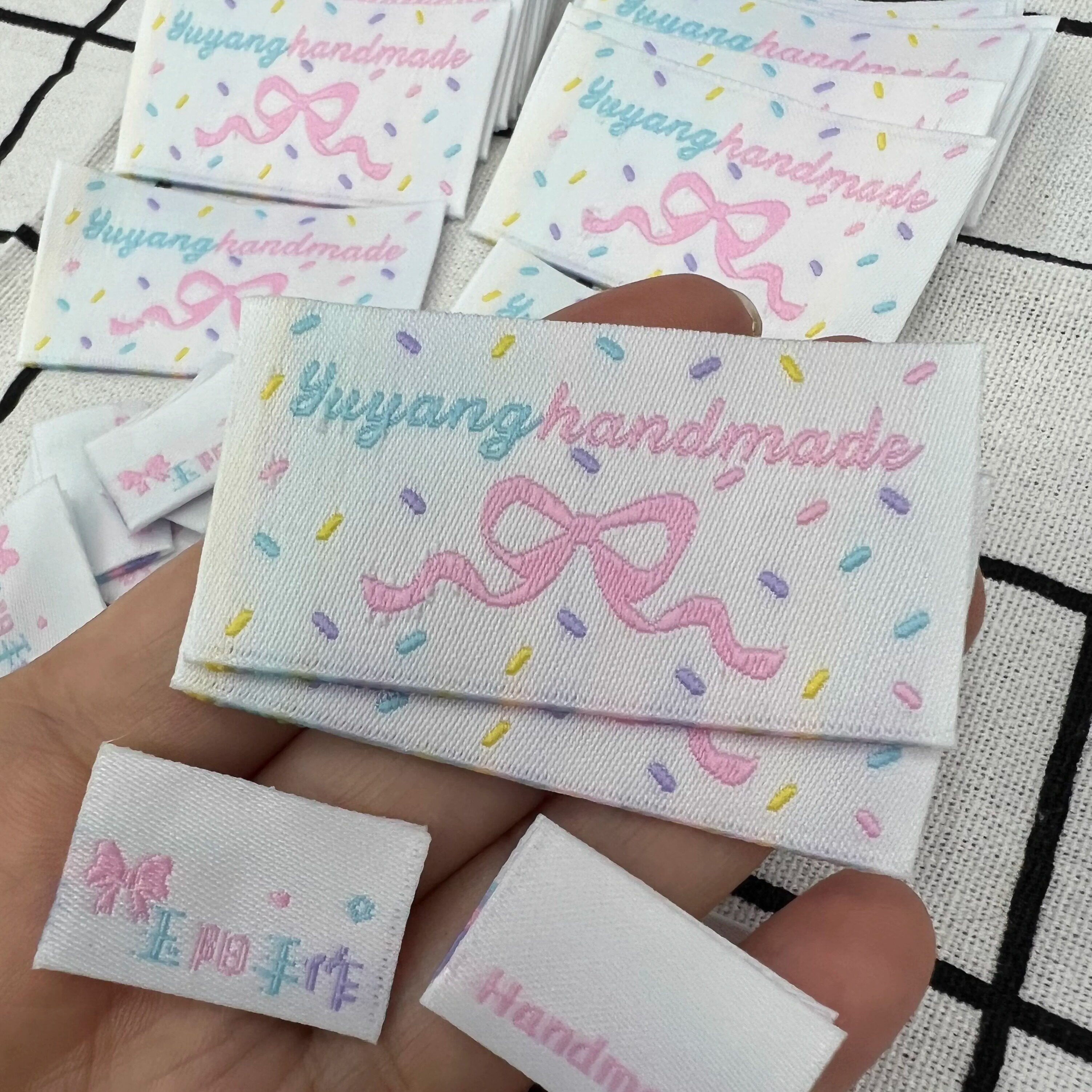 织标定制，打造专属时尚印记！🌟个性领标+水洗标签，让每一件衣服都有故事！👗-印唛-淘宝好物网