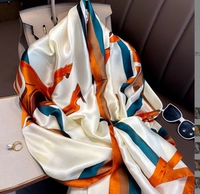 Темно -серая одна лошадь сначала