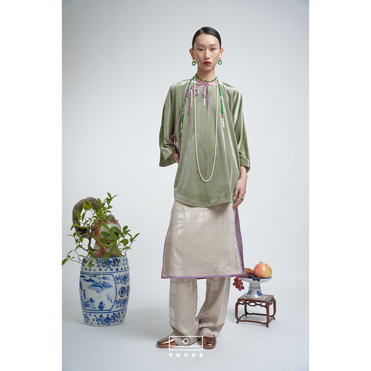 (Fashion Week) Tucked Moon Designer Green Velvet Cheongsam Top Long Sleeve Loose Belt Round Neck Chinese Single Clothes Winter