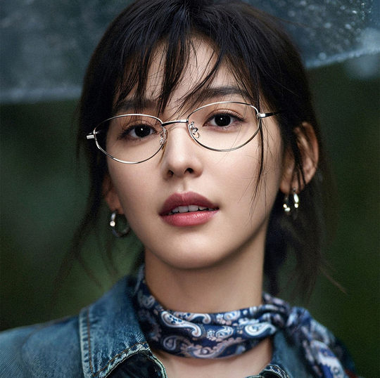 The same style of literary and artistic small oval glasses for celebrities, pure desire, coolness, high-end sense, versatile retro nerd, noble glasses frame