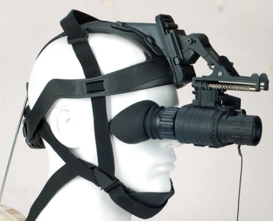 Kunguang KGB2 Infrared Night Vision Unit wears a all-black light night vision telescope