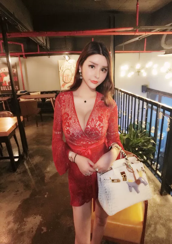 Sexy v-cổ cao eo thon dây váy váy không tay kèn tay áo thấp ren ren mùa xuân đỏ