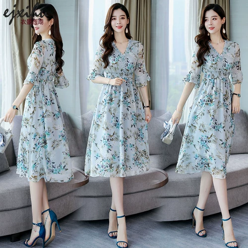 Платье, шифоновая юбка, в цветочек, городской стиль, яркий броский стиль, V-образный вырез, французский стиль