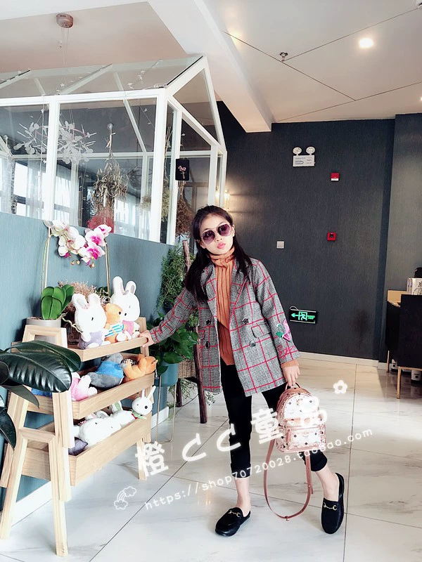 Orange CC Kiểu kẻ sọc phương Tây cộng với nhung cô gái Mùa thu và mùa đông Áo khoác lông thêu đôi áo chống nắng bé gái cao cấp