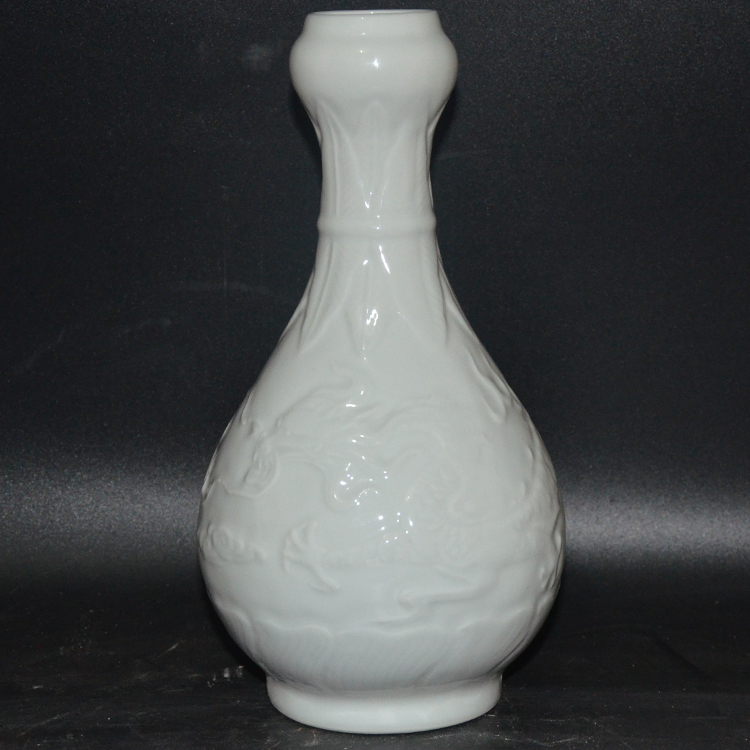 Ming Jingde Town Factory Goods White Glaze Engraving Dragon Pineapple's dark hidden green flower Longgrain Garlic Head Bottle Antique Ancient Play Collection