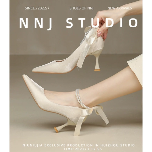 Белые свадебные туфли с заостренным носом с бантиком на высоком каблуке, изысканный стиль