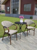 Комбинация бежевого стола и двух стульев