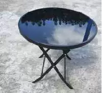 Складной стол из черного стекла диаметром 60 мм.