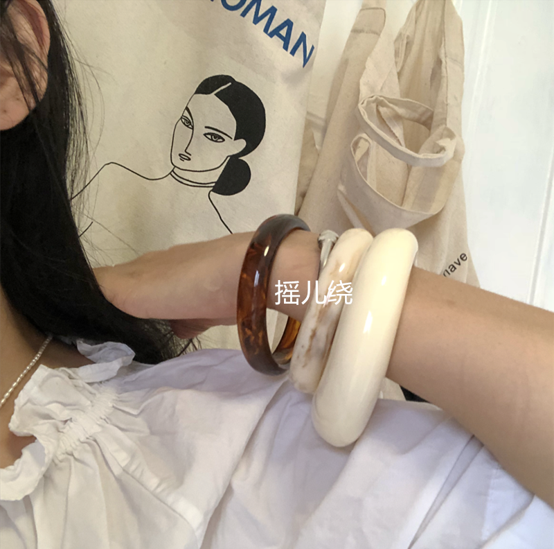 Lắc xung quanh màu đá không đều hula hoop kết cấu chic retro khí chất ins vòng tay gió lạnh ngọc hồng lựu