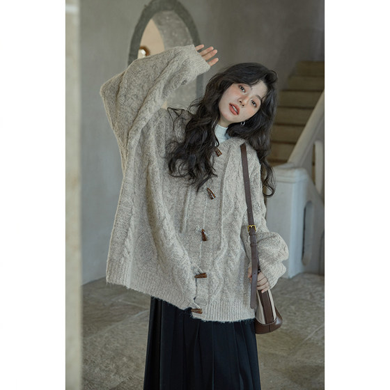 Small sweater with a sense of design