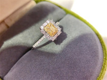Square T square main stone 20 Yellow Diamond Deputy Stone 35 Total 55 Diamond 18K Platinum ring Fashion generous