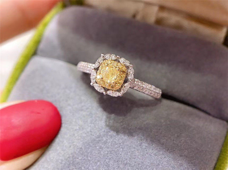 Exquisite design main drill 20 points yellow diamond sub drill 35 points total 55 points diamond 18K white gold ring diamond ring female ring