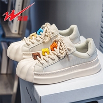 The DNA is moving. This design really pricks me~ The sporty version is full of youthful feeling easy to match and durable.