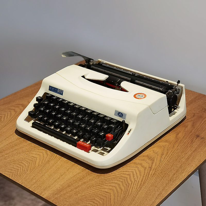 Old typewriter Long Air 910 English machinery 1980S normally uses ancient arts gifts